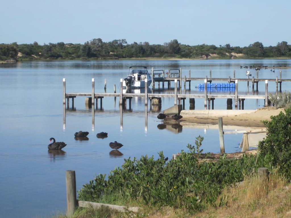 Lakes Entrance Waterfront Cottages With King Beds Ngoại thất bức ảnh